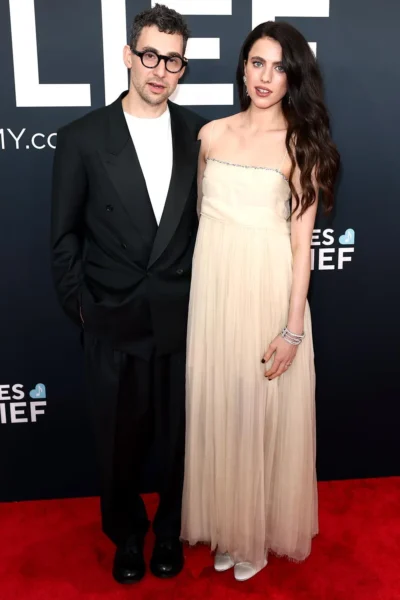 Jack-Antonoff-Margaret-Qualley-Grammy-Awards-021726-fad0806f5cb14e09bae8d4acf5ab380b-400x600 Margaret Qualley and Jack Antonoff: A Complete Timeline of Their Romance