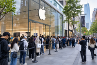 iPhone 18 Pro Hits Global Stores, Apple Fans Line Up for New Flagship